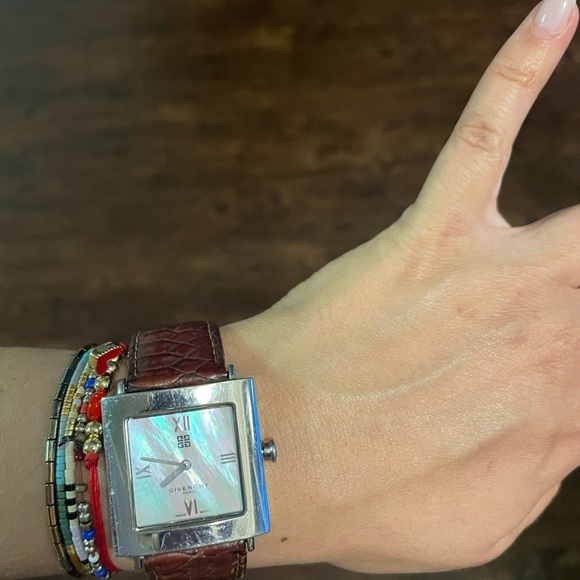 GIVENCHY PARIS Attitude Line Mother Of Pearl dial Watch. - Picture 10 of 12